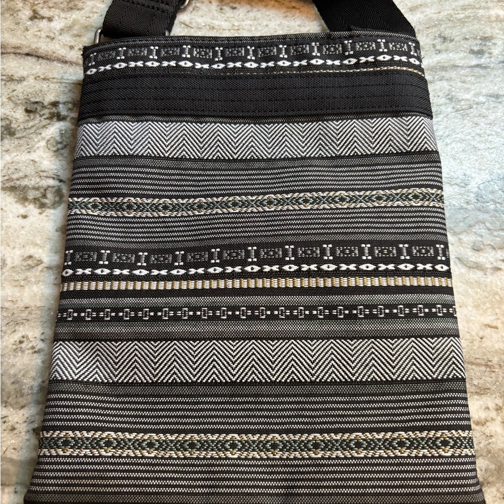 Dakine Jive Black and White Patterned Crossbody NWOT - Picture 2 of 3
